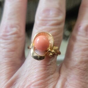 Elegant Vintage Avon  Gold and Coral Ring 7.5